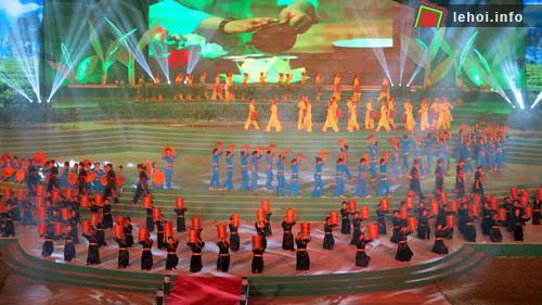 Biểu diễn văn nghệ trong lễ khai mạc Festival Trà Thái Nguyên - Việt Nam lần thứ hai năm 2013