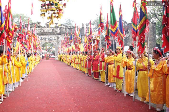Lễ hội Mùa Thu Côn Sơn – Kiếp Bạc diễn ra từ ngày 14/9 (tức 10/8 âm lịch) với nghi lễ trang trọng đầu tiên là Lễ cáo yết xin phép mở cửa đền Kiếp Bạc