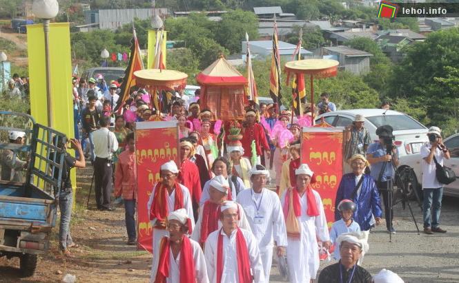 Hàng ngàn người dân tộc Chăm (Ninh Thuận) đổ về các đền tháp tham dự lễ hội Kate.