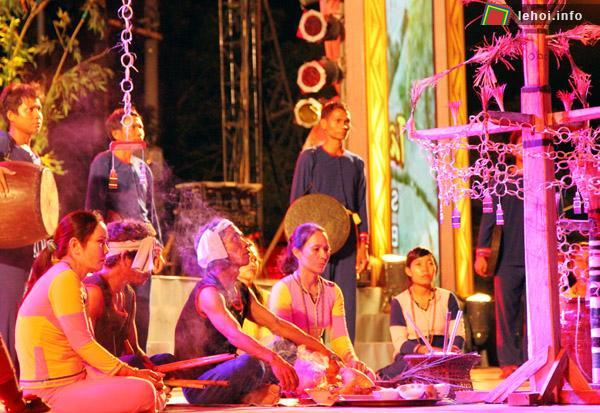 Lễ mừng lúa mới do các nghệ nhân Raglai tỉnh Ninh Thuận biểu diễn