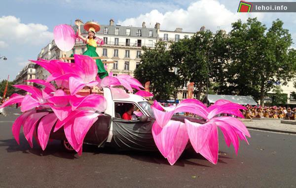 Xe diễu hành mang hình bông sen là điểm nhấn của đoàn Việt Nam tại Carnaval Paris 2013