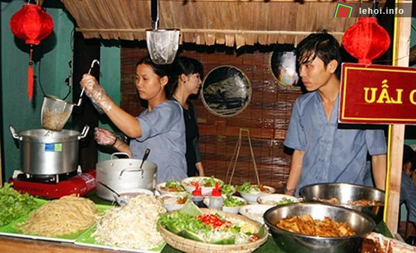 Gian hàng ẩm thực Cao Lầu trong Lễ hội ẩm thực xứ Quảng.