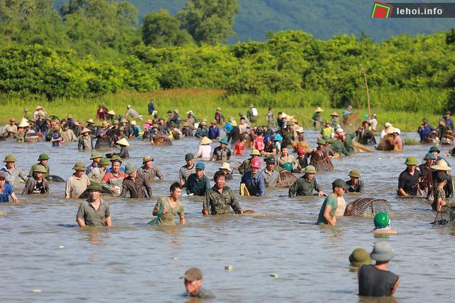 Sau tiếng chuông được đánh, hàng ngàn người đã đổ xô xuống bàu thi nhau nơm, xúc cá...