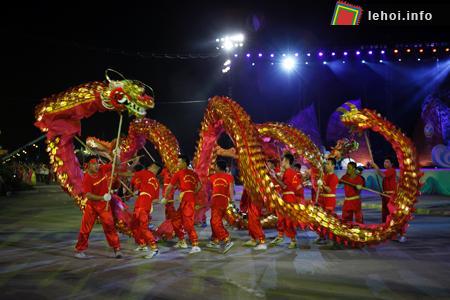 Màn múa rồng khai màn Lễ hội đường phố Carnival Hạ Long 2013.