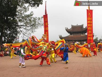 Màn múa rồng trong lễ hội Đền Đô