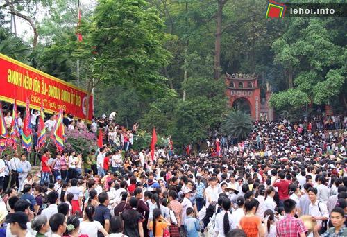 Lễ hội đền Hùng hằng năm thu hút hàng vạn lượt khách du lịch