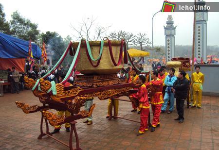 Lễ rước Vạc đồng và Trống đồng từ sân tổ chức lễ hội về đền thờ Làng Vạc để làm lễ đại tế.