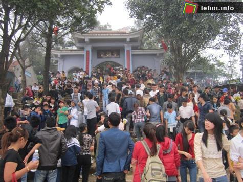 Hàng vạn tăng ni, phật tử nô nức trẩy hội Chùa Hương Tích năm 2013