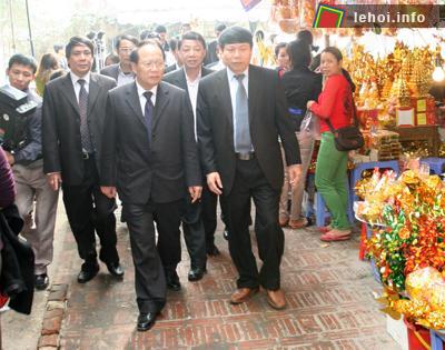 Bộ trưởng lưu ý BQL sắp xếp lại trật tự hàng quán trong khuôn viên khu di tích đền Bà Chúa Kho.