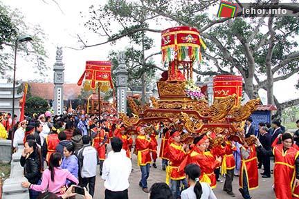 Người dân các phường rước kiệu tại lễ hội từ Lương Xâm