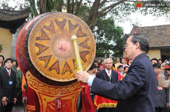 Phó thủ tướng chính phủ Nguyễn Thiện Nhân đã đánh trống khai hội.