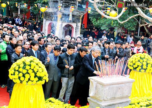 Các đại biểu và người dân thắp hương tưởng niệm 679 năm ngày mất của Huyền Quang tôn giả, vị tổ thứ 3 của Thiền phái Trúc Lâm