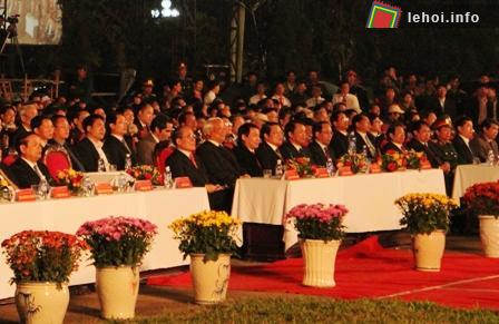 Các đại biểu tham dự kỷ niệm 1300 năm khởi nghĩa Hoan Châu và khai mạc lễ hội Đền vua Mai năm 2013