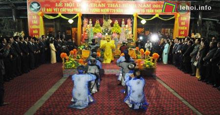 Các đồng chí lãnh đạo tỉnh cùng đông đảo nhân dân dự lễ bái yết các vua Trần.