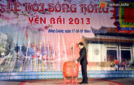 Ông Lưu Văn Đoàn - Chủ tịch UBND huyện Văn Yên, Trưởng Ban tổ chức lễ hội đánh trống khai hội.