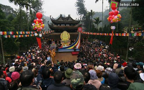 Lễ hội chùa Hương (Hà Nội) hàng năm thu hút hàng nghìn người tham dự.