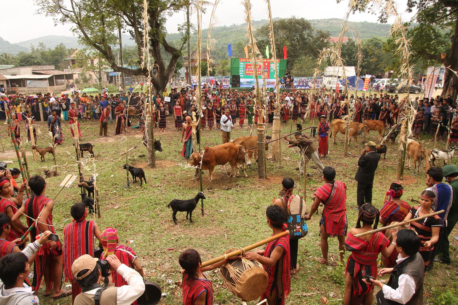 Người dân trong trang phục truyền thống và những điệu múa đặc trưng quanh bãi đất Pa Roong.