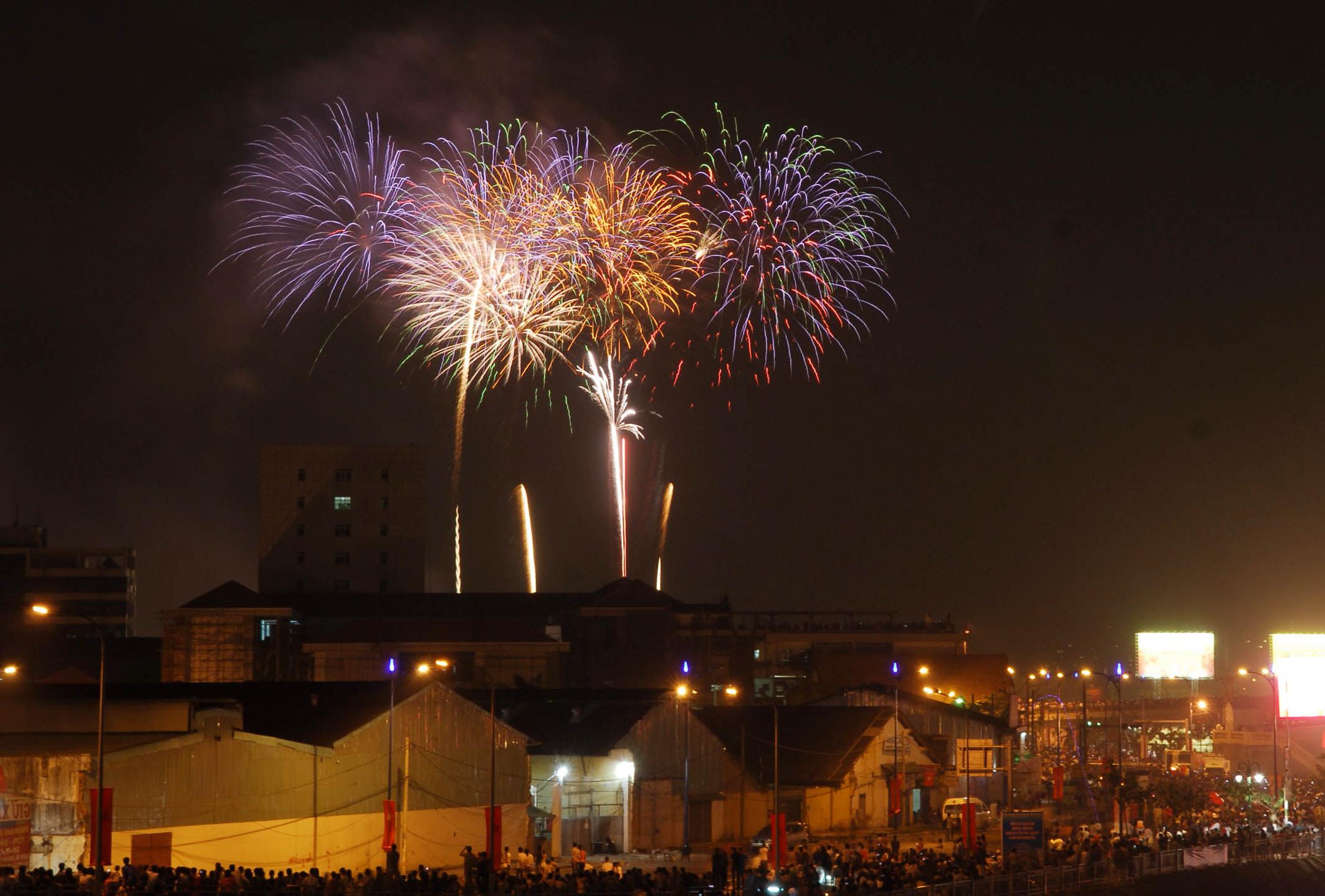 Bắn pháo hoa đón Xuân Quý Tỵ 2013 tại thủ đô Hà Nội