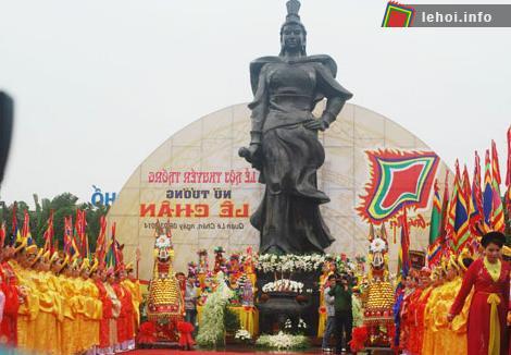 Tượng nữ tướng Lê Chân - Hải PhòngLễ kỷ niệm diễn ra dưới tượng đài nữ tướng Lê Chân