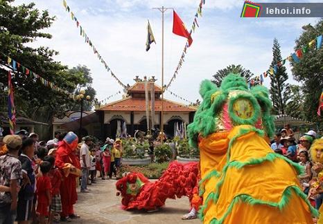 Múa lân trong lễ hội Nguyễn Trung Trực 2012