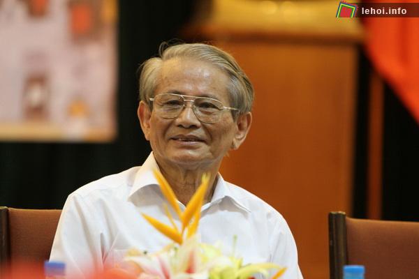 Giáo sư Phan Huy Lê tại Lễ trao giải Bùi Xuân Phái - Vì tình yêu Hà Nội ngày 31/8/2012. 