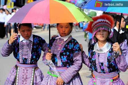 Các cô gái dân tộc Mông rực rỡ áo váy mới đi đón Tết Độc lập