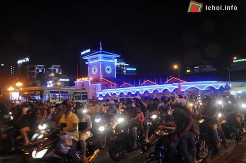 Hàng ngàn người đổ về trung tâm Sài Gòn xem pháo hoa