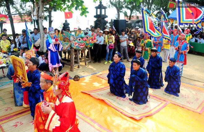 Quang cảnh lễ khao lề thế lính Hoàng Sa ở đình làng An Hải, huyện đảo Lý Sơn