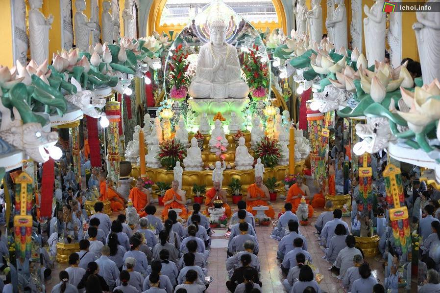 Phật tử nghe giảng đạo làm con, công ơn dưỡng dục của cha mẹ trong buổi sáng lễ Vu lan