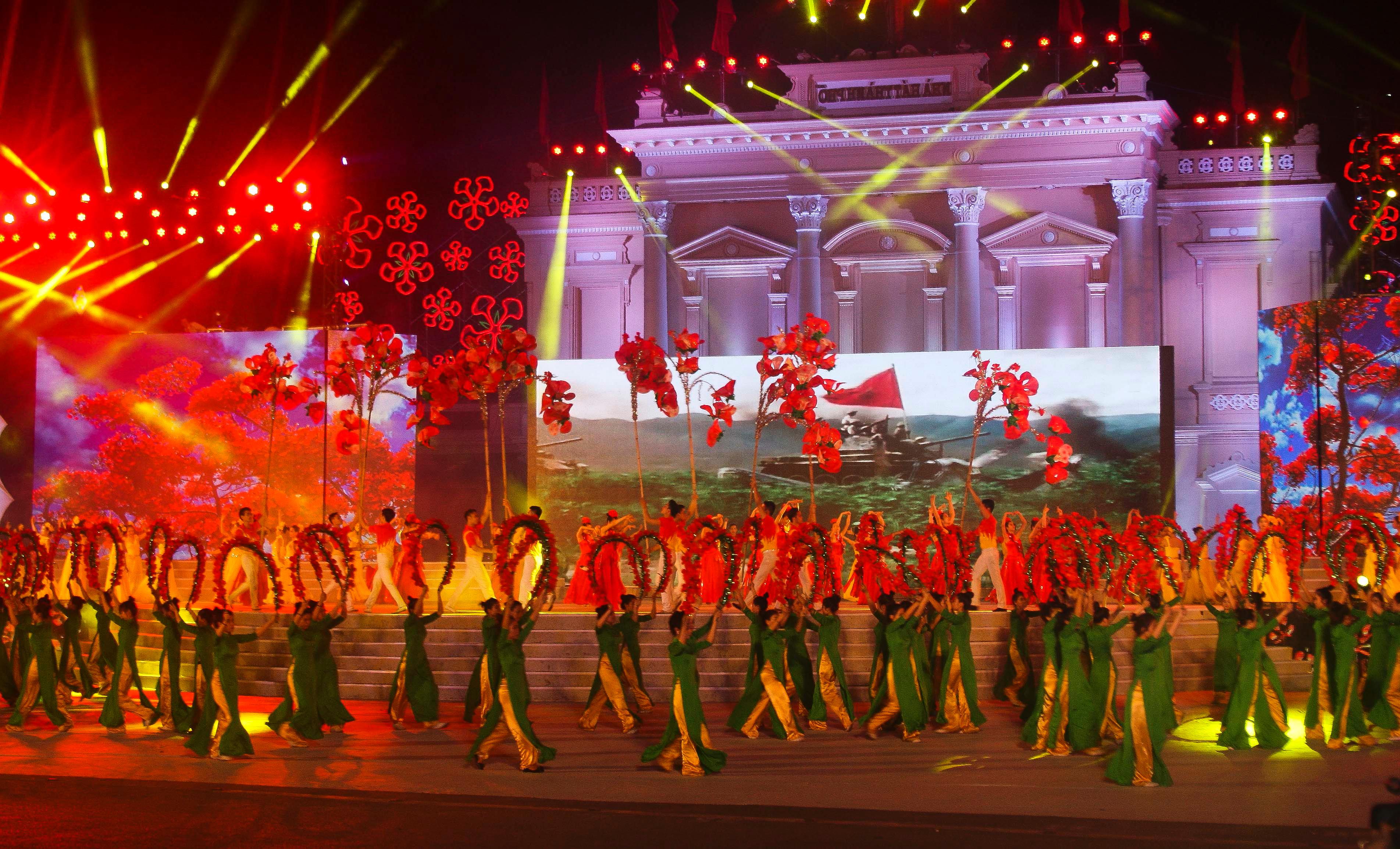 Lễ hội Hoa phượng đỏ lần thứ 1 được tổ chức từ ngày 9 đến 10/6/2012.
