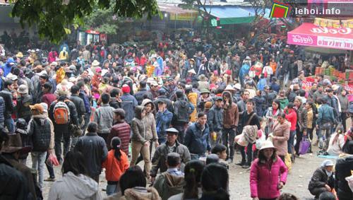Hơn 1,4 triệu lượt du khách về du xuân, trảy hội chùa Hương 2012
