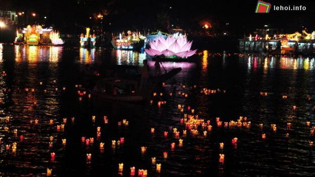 Mặt nước sông Hương lung linh bởi hoa đăng trong đêm hội