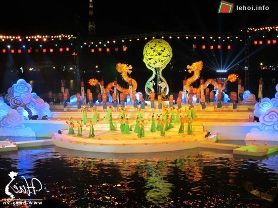 Sân khấu nổi trên sông Hương với phần trung tâm là hình ảnh quả cầu Cửu Long, một bảo vật của Huế và cũng là biểu tượng của năm con Rồng.