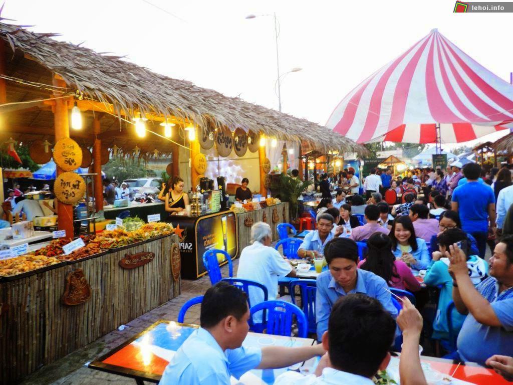 Một gian hàng tại Liên hoan ẩm thực các tỉnh, thành ven biển mở rộng lần thứ I năm 2012