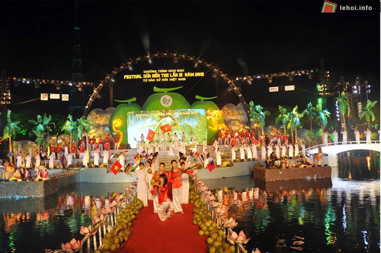 Festival dừa lần III năm 2012 đã chính thức khai mạc lúc 20 giờ ngày 05/4/2012 tại sân khấu nổi hồ Trúc Giang - TP. Bến Tre (tỉnh Bến Tre)