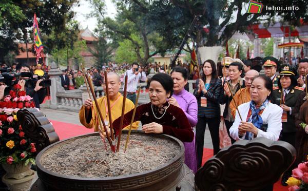 Dâng hương lên đền thờ Hai Bà Trưng