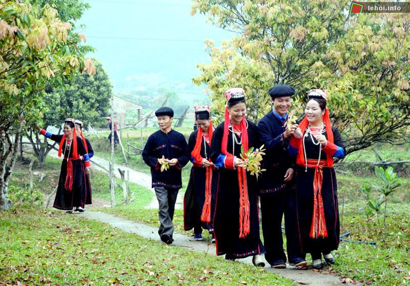 Người Dao Thanh Y xã Bằng Cả đi dự hội làng.