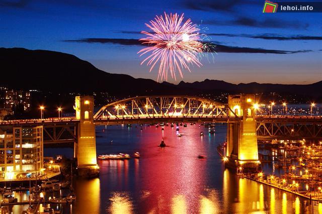Lễ hội pháo hoa ánh sáng lần thứ 22 diễn ra từ ngày 28/7 đến 04/8/2012 tại Vancouver, Canada.