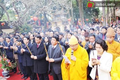 Các vị đại biểu, tăng ni phật tử và quần chúng nhân dân thắp hương tại đền Côn Sơn.