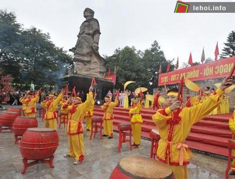 Múa trống tại lễ hội kỷ niệm 223 năm chiến thắng Ngọc Hồi - Ðống Ða.