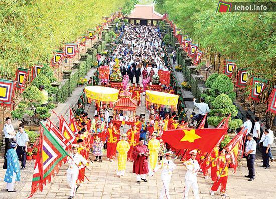Giỗ Tổ Hùng Vương – lễ hội Đền Hùng năm 2012 diễn ra trong 6 ngày từ ngày 5/3 đến ngày 10/3 âm lịch (tức từ ngày 26/3 đến 31/3).