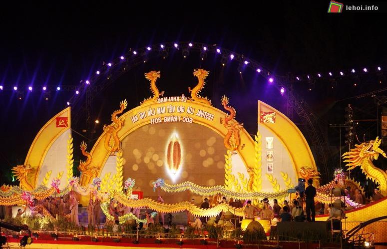 Biểu diễn múa rồng tại lễ khai mạc Festival Lúa gạo Việt Nam lần II