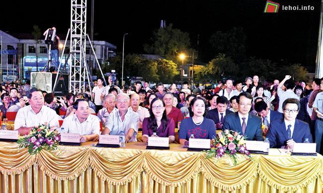 Các đại biểu tham gia lễ khai mạc Chương trình “Du lịch qua những miền di sản Việt Bắc” 2011