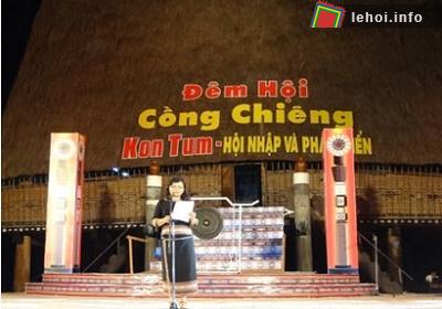 Đồng chí Lê Thị Kim Đơn - UVBTVTU, PCT UBND tỉnh phát biểu khai mạc