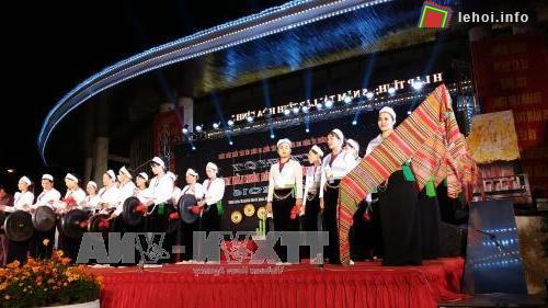 Biểu diễn văn nghệ tại Lễ hội văn hóa cồng chiêng tỉnh Hòa Bình lần thứ I năm 2011