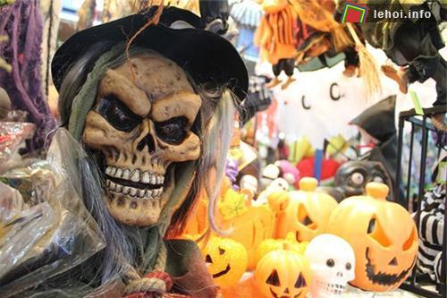 Các loại mặt nạ và vật dụng phục vụ cho Halloween được bày bán trên thị trường