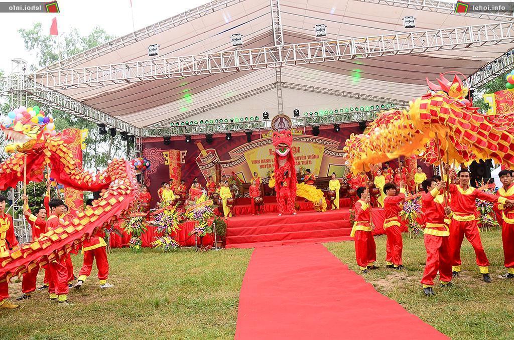 Biểu diễn múa rồng tại lễ hội