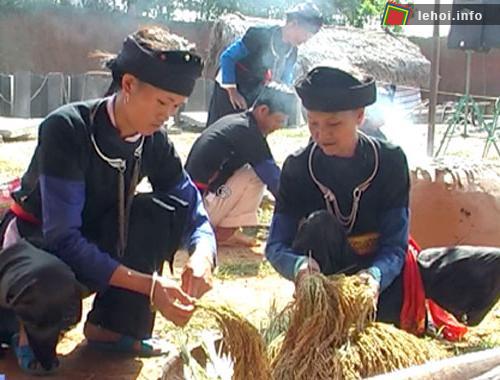Cốm là lễ vật không thể thiếu được trong lễ Cầu cơm mới. Vào những ngày lễ, người dân tộc thường chọn những bông lúa ngon nhất để làm cốm.