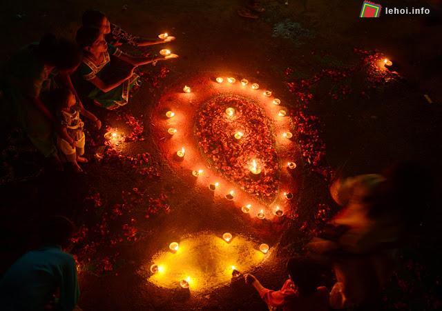 Lễ hội Ánh sáng hay còn gọi là Lễ hội Diwali, là lễ hội lớn nhất trong năm của những tín đồ theo đạo Hindu của Ấn Độ.