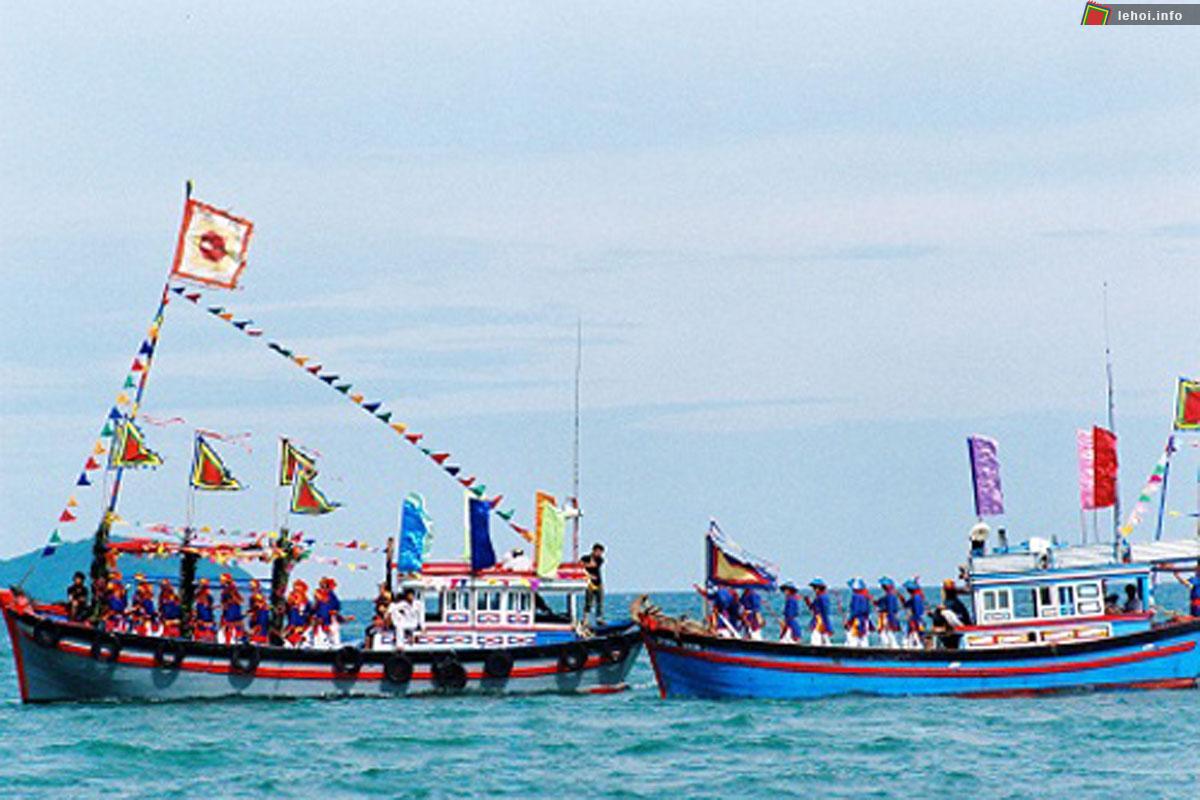 Lễ rước trên biển tại Lễ hội Cầu ngư Phong Hải